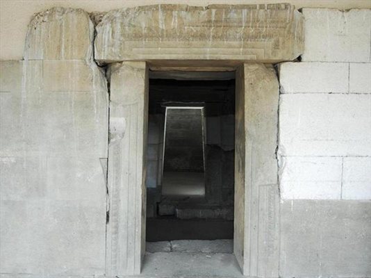 Гробницата в Жаба могила, където според Агре е положен собственикът на тюрзиса.
Погребалната камера е била ограбена още в древността.Пред входа обаче археолозите откриват богати погребални дарове.