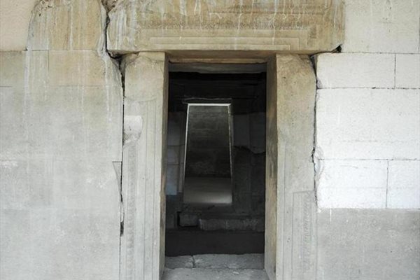 Гробницата в Жаба могила, където според Агре е положен собственикът на тюрзиса.
Погребалната камера е била ограбена още в древността.Пред входа обаче археолозите откриват богати погребални дарове.