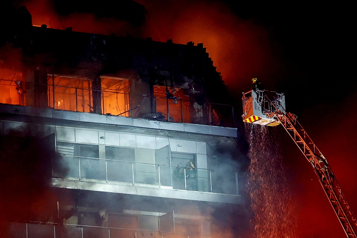 Сградата във Валенсия изгоряла като факла заради материалите в изолацията