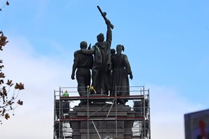 На сбогуване Денков плати 179 хил. лв. за демонтажа на Паметника на Съветската армия (Обзор)