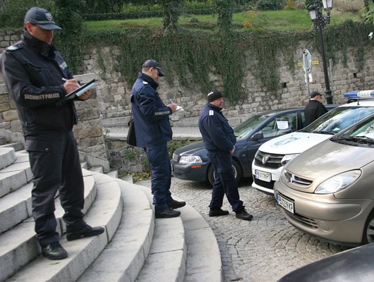Полицаи написаха актове на протестиращите за неправилно паркиране