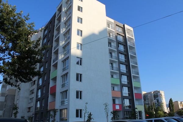 През 2016 г. с европроект за 4,8 млн. лв. бе достроен 9-етажен блок в “Люлин” и 4-етажна сграда в район “Връбница”. В тях има 71 социални жилища, в които се настаняват семейства от уязвими групи.

СНИМКА: РАЙОН “ЛЮЛИН”