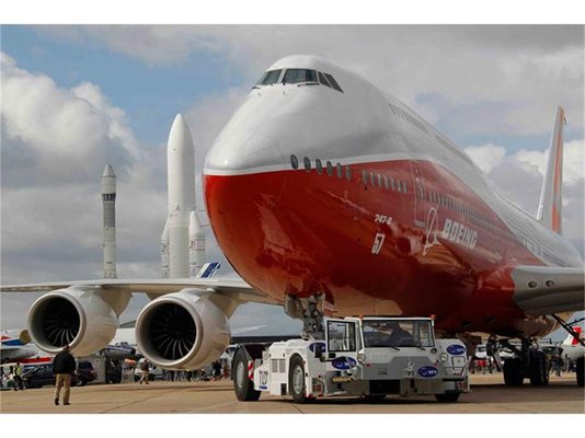 Новият “Боинг 747-8 Интерконтинентал” каца на авиошоуто в Париж.
СНИМКИ: РОЙТЕРС