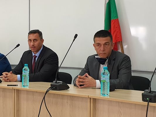 Шефът на НАП Румен Спецов (вляво)  и заместникът му Георги Димов.