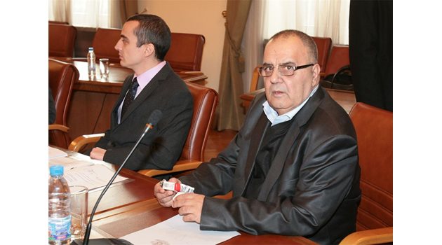 НЕДОВОЛСТВО: Шефът на НИМ проф. Божидар Димитров не одобрява мераците на владиците.
