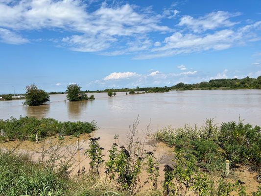 Наводнението в село Трилистник е станало заради скъсана дига.