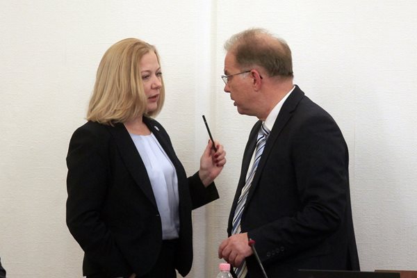 Шефът на правната комисия Радомир Чолаков и Надежда Йорданова, която започна писането на механизма за разследване на главния прокурор.