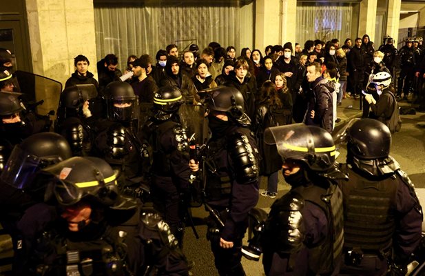 Протестиращи, заобиколени от полиция СНИМКИ: Ройтерс