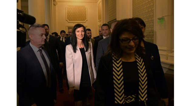 Като кандидат на ГЕРБ за премиер Мария Габриел разговаря с останалите парламентарни групи заедно с Десислава Атанасова.
СНИМКА:  ЙОРДАН СИМЕОНОВ
