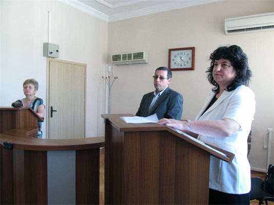 Административният съд в Шумен отмени таксите след жалба на журналиста Ангел Трайков. Адвокатът на общината Валентина Велева (вляво) обясни, че ще обжалват.