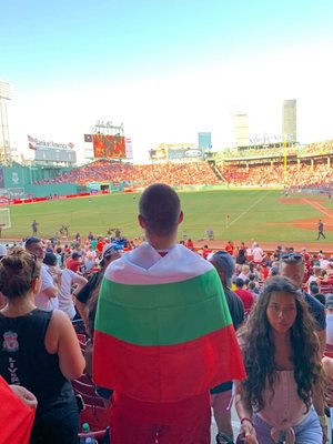 Българското знаме, носено от наши работещи там студенти, по време на мач в Масачузетс.