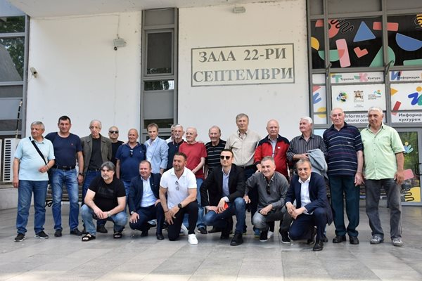 Бивши футболисти на "Пирин" и футболни деятели се събраха на откриване на изложба за 100 г. от създаване на клуба. 