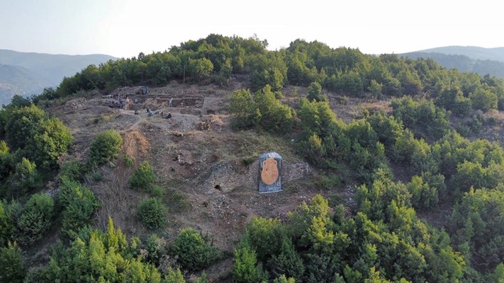 Теренът на разкопките в м. Св. Архангел край с. Дъбница.
СНИМКИ: НИМ
