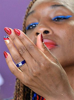 Американската тенисистка Винъс Уилямс. Върху безименния си пръст тя има златна ивица.