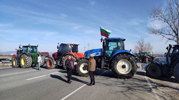 Фермери блокират с трактори и дефилето за Велинград