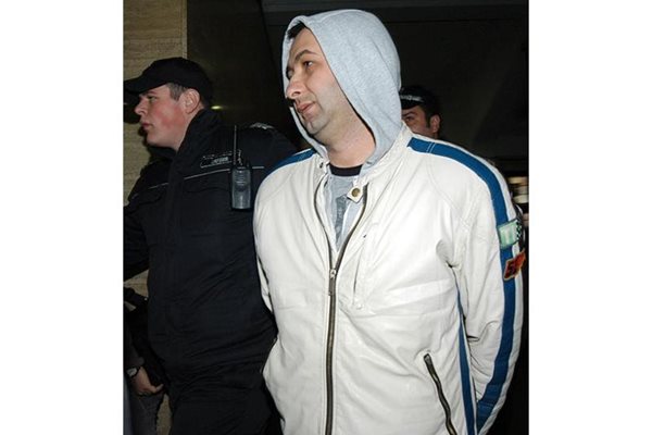 Полицаи водят Даниел Димитров-Релето към съдебната зала. Магистратите го оставиха в ареста. 
СНИМКИ: