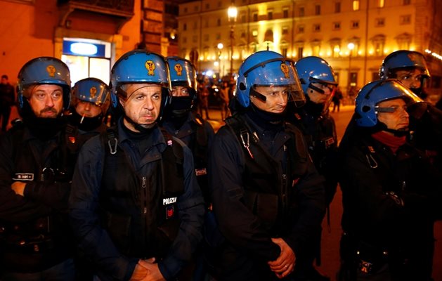 Полицаи пазят двореца "Киджи" в Рим.