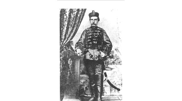Връщайки се от Трентино, където се бие за обединението на Италия, гарибалдиецът Никола Войводов се отбива във фотостудио и позира с хусарска униформа.