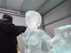 Скулптори творят при -8 градуса „Леденото кралство“ в Русе