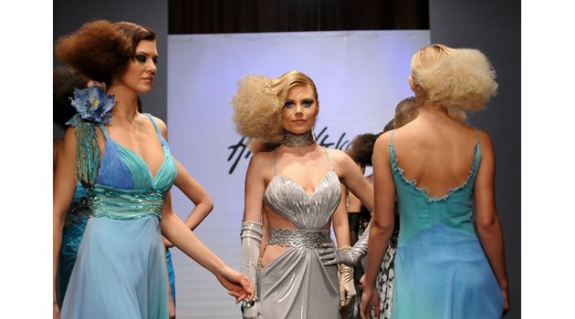 Синоптичката представя рокля на Жана Жекова на модния подиум.