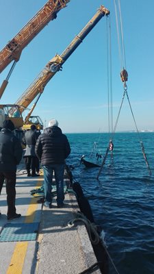 Два крана участваха в изваждането на потъналия кораб в Поморие.Снимки:Тони Щилиянова