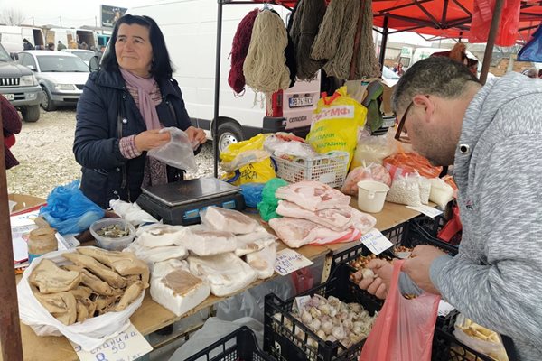 Прясната сланина е 7,50 лв., а солената - с левче отгоре на пазара в Секирово.