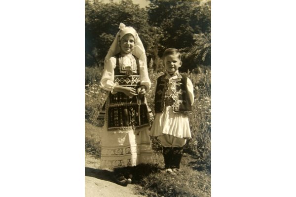 Симеон и Мария Луиза в народни носии малко преди да бъдат прокудени от България.