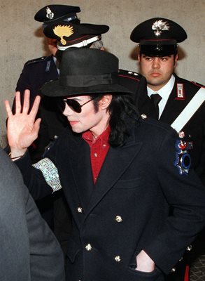 Поп звездата

Майкъл Джексън

напуска съда в Рим, след като отговорил на обвиненията

в плагиатство.

СНИМКИ: РОЙТЕРС