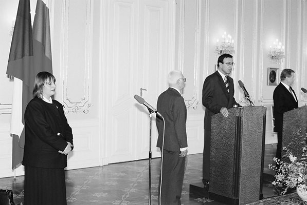 28 февруари 1997 г. Току-що е говорил Вацлав Хавел, президент на Чехия. Ред е на президента Петър Стоянов. Вляво е Нери Терзиева.