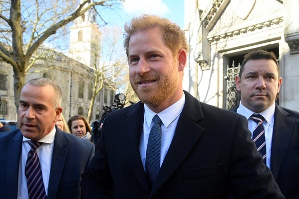 Принц Хари изненадващо се появи във Върховния съд в Лондон