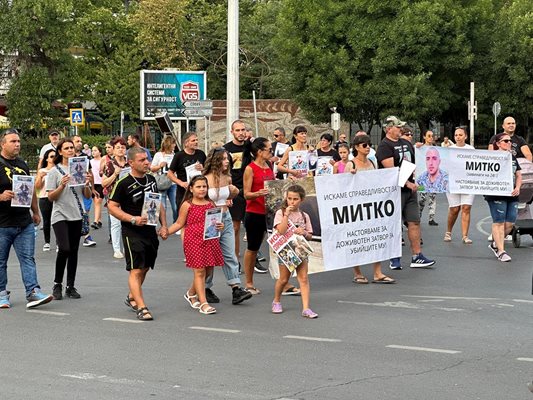 Участниците в акцията ще продължат с протестите.