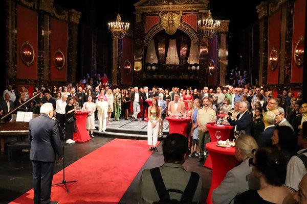 Солисти и хор на Софийската опера изпълниха за юбиляра наздравицата от "Травиата".

Снимка: Румяна Тонева