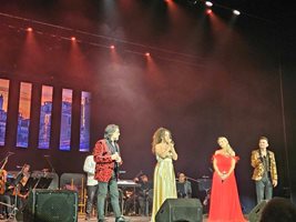 Италианските певци Джани Скрибано, Мартина Стриано, Лара Паскуали и Стефано Берсола изпълниха на живо някои от най-големите хитове от Сен Ремо.