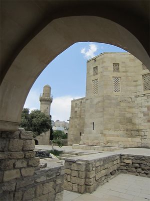 Изглед от вътрешния двор на двореца на Ширваншаховете