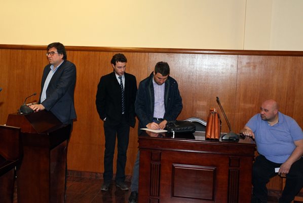 Адвокат Илиян Василев (вляво)