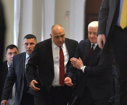 Премиерът Бойко Борисов се срещна вчера с черногорския си колега Душко Маркович. А после се пошегува с министрите си, че май трябва да се преглеждат за симптоми на вируса и правителствените гости.