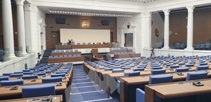 Парламентът започна работа 25 мин. по-късно, 2-ма не достигнаха за регистрация в 9 ч.