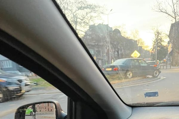 Няколко часа след инцидента колата още е стояла в кръговото. Снимка: I see you KAT Пловдив
