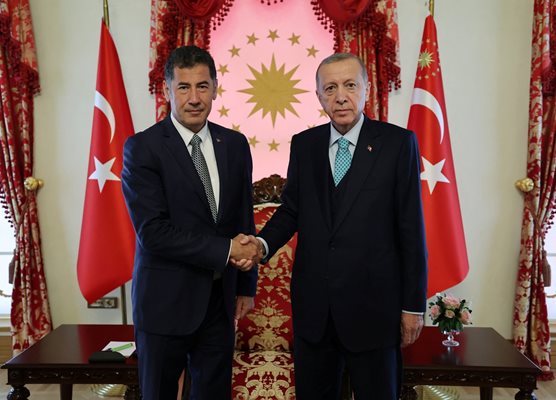 Синан Оган (вляво) и Реджеп Ердоган позират преди среща в Истанбул. СНИМКА: РОЙТЕРС