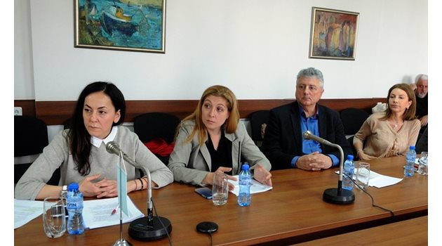 Членовете на СЕМ. От ляво на дясно: Мария Стоянова, София Владимирова, Иво Атанасов и Розита Еленова.  СНИМКА: АРХИВ
