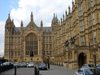 Кофи събират течове в Британския парламент, докато депутатите гласуват за
неговия ремонт