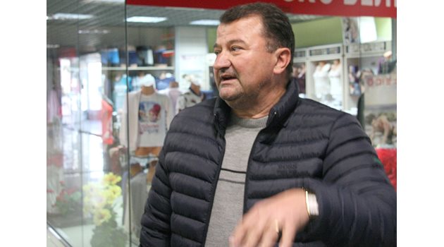 Собственикът на магазин Митко Аргиров с очите си е видял как боата виси от тавана.