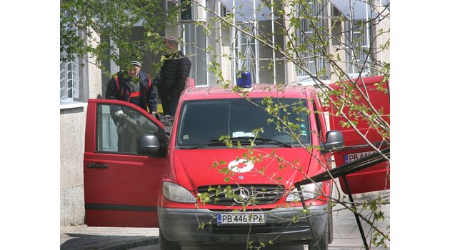 Изнасят труповете на загиналите в пожара в психиятрията. СНИМКИ: ЕВГЕНИ ЦВЕТКОВ