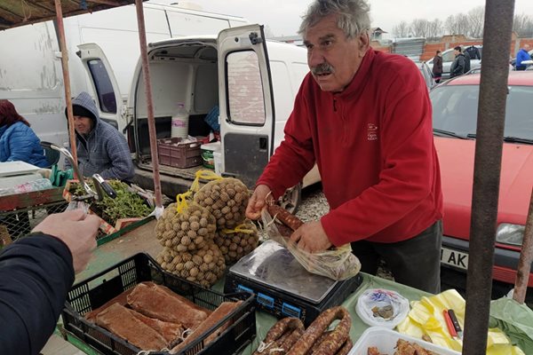 Мъж продава домашни суджуци на пазара в Секирово. Снимки: Авторът