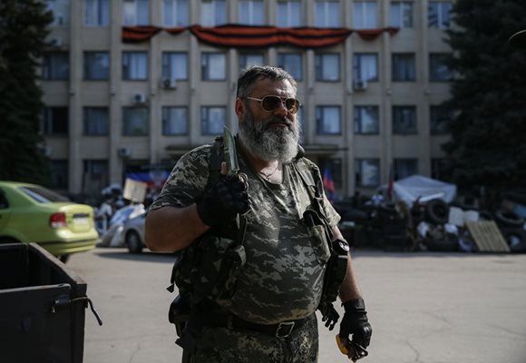 Проруски сепаратист държи нож в Краматорск.