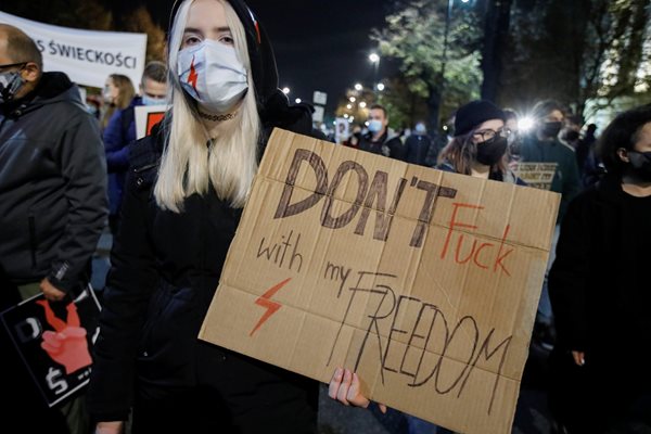 Млада жена протестира срещу забраната на аборти.
СНИМКА: РОЙТЕРС