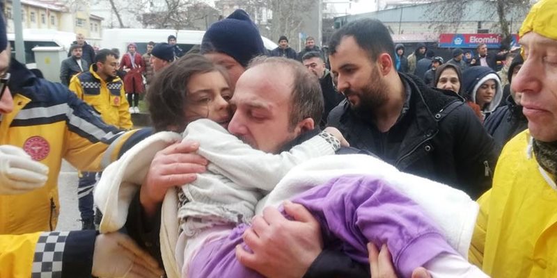В Турция спасиха момиченце, стояло затиснато под развалините 7 часа след труса (Видео, снимки)