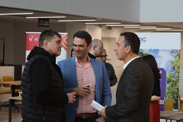 Димитър Николов (вдясно) разговаря с представители на високотехнолигични компании.