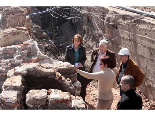 Заедно с кмета на София Йорданка Фандъкова проверява строителството на станция “Сердика II”, която е променяна четири пъти заради археологическите находки.
