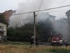 Пожар погълна 2-етажна къща в Асеновград (Снимки)